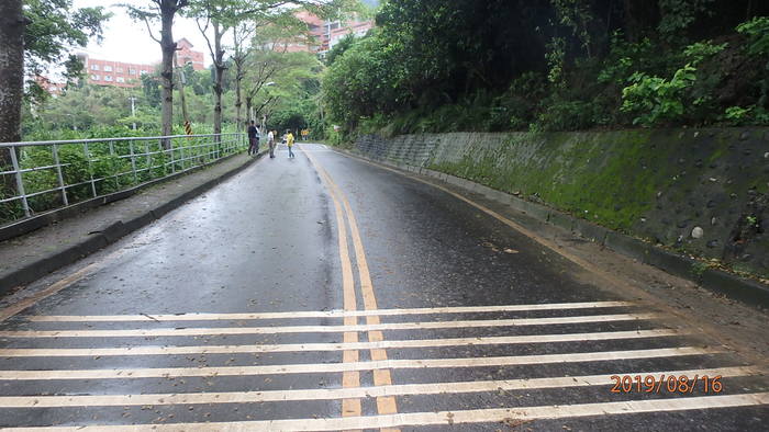 本校「柴山大道路面改善工程」將進行往文學院道路之部份路段高壓磚鋪設作業，施工期程，如公告事項，造成不便，敬請見諒。圖片