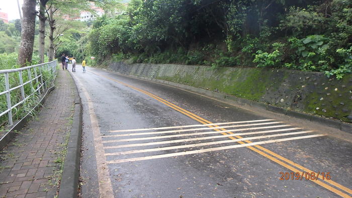 本校「柴山大道路面改善工程」將進行往文學院道路之部份路段高壓磚鋪設作業，施工期程，如公告事項，造成不便，敬請見諒。圖片